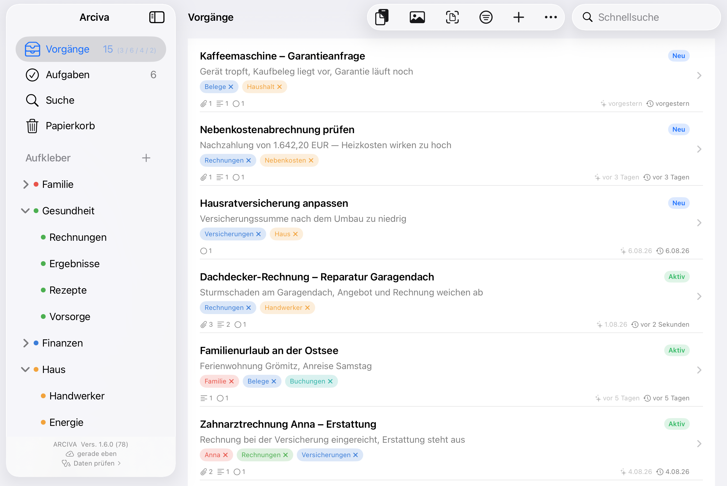 Arciva auf dem iPad: In der Seitenleiste stehen die Aufkleber zweistufig – unter „Haus“ die Unteraufkleber Fachwerker, Energie, Internet und Gebühren. Rechts die Vorgangsliste, jeder Vorgang mit seinen farbigen Aufklebern.