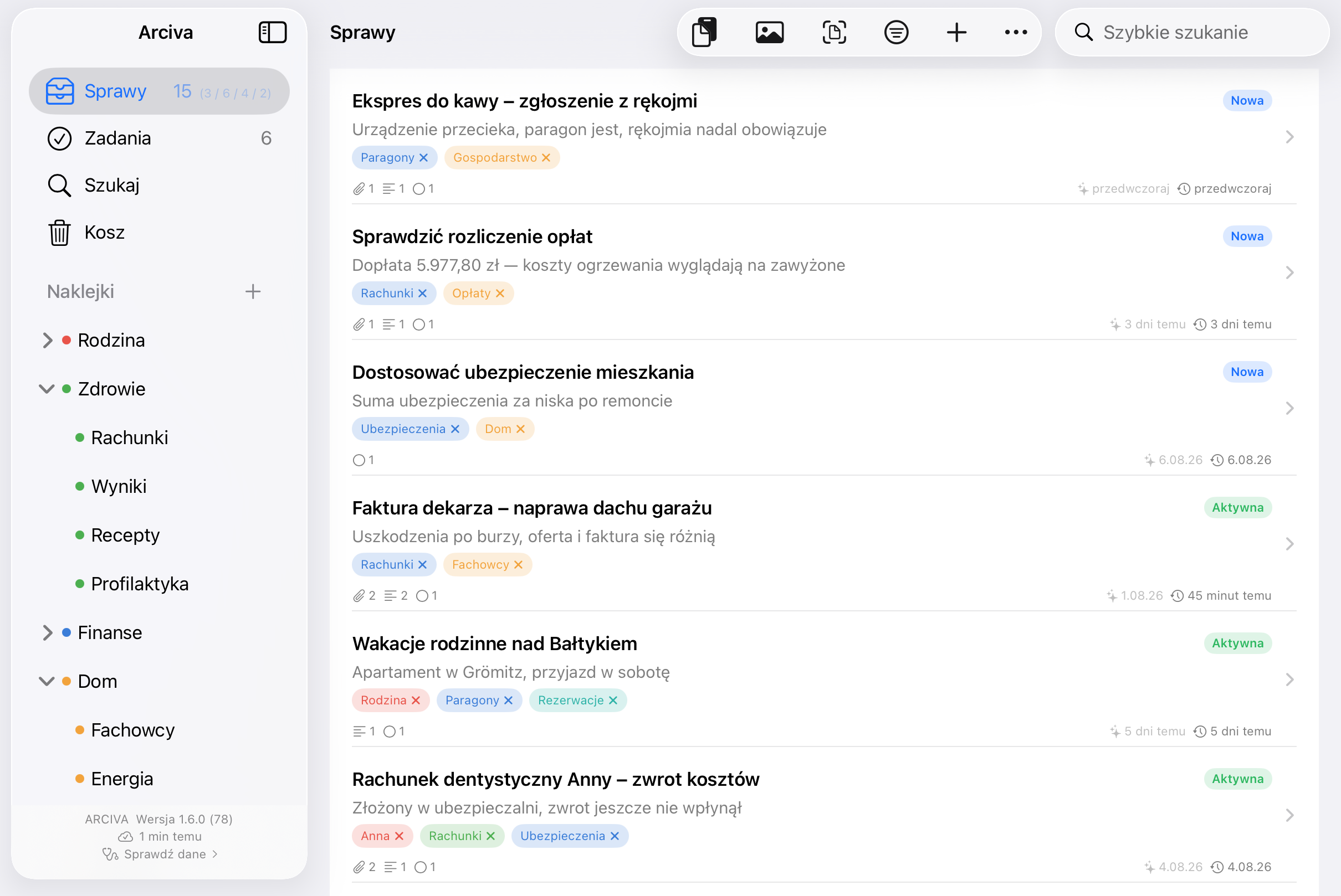 Arciva na iPadzie: w panelu bocznym naklejki na dwóch poziomach – pod „Dom” naklejki podrzędne Fachowcy, Energia, Internet i Opłaty. Po prawej lista spraw, każda ze swoimi kolorowymi naklejkami.