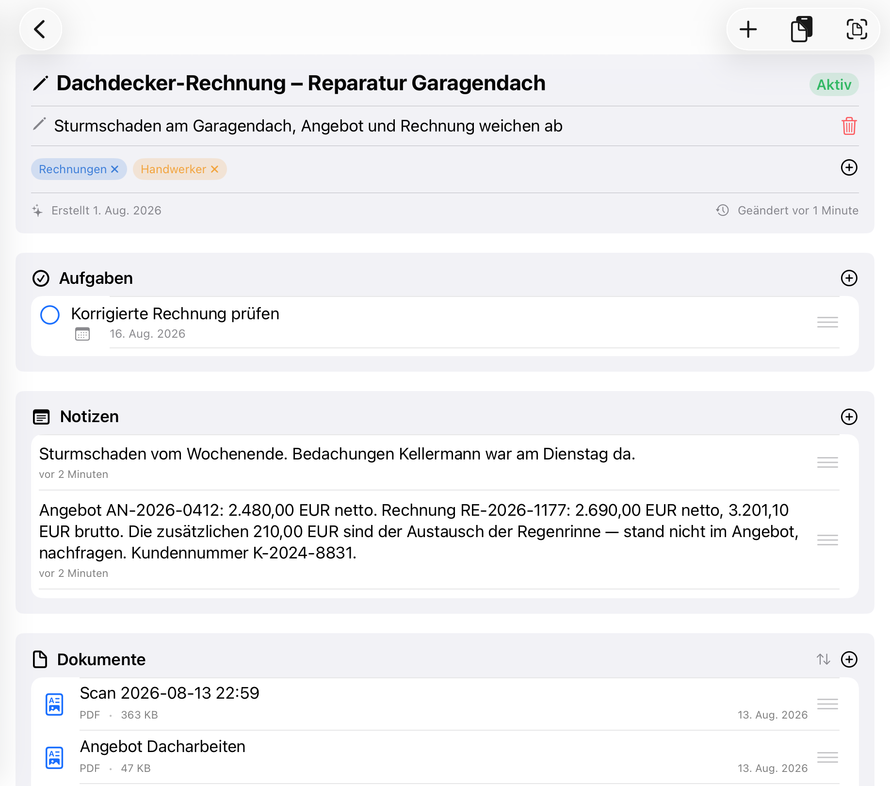 Ein geöffneter Vorgang „Dachdecker-Rechnung – Reparatur Garagendach“ mit drei Abschnitten: eine Aufgabe mit Frist, zwei Notizen mit Beträgen aus Angebot und Rechnung, und zwei PDF-Dokumente.