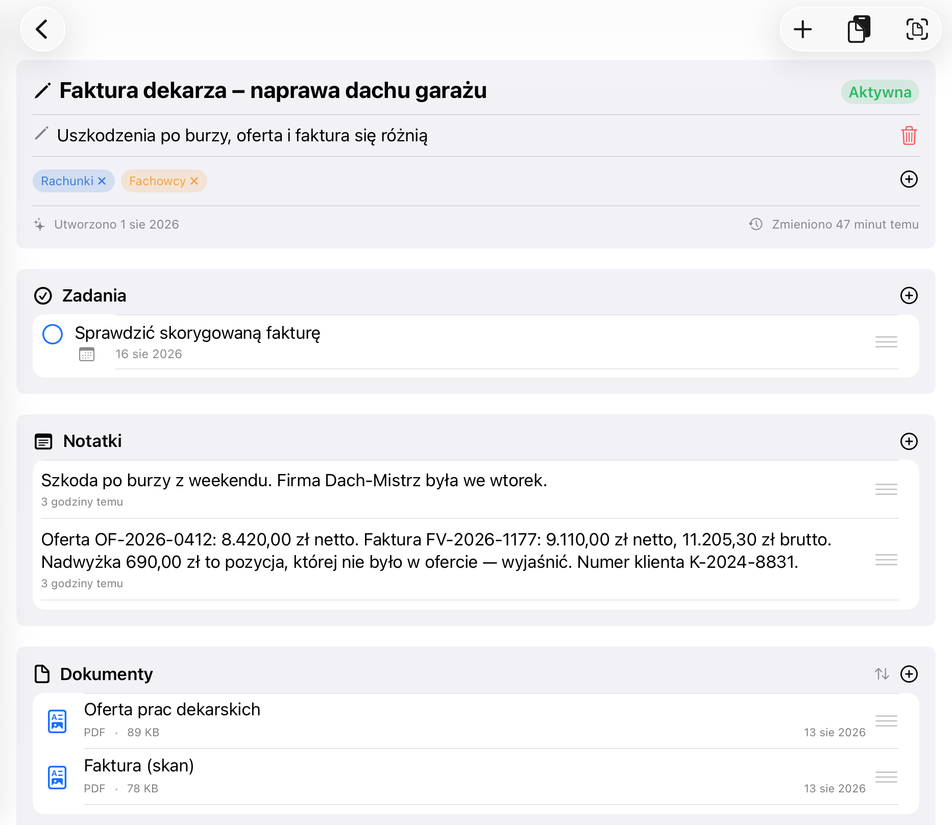 Otwarta sprawa „Faktura dekarza – naprawa dachu garażu” z trzema sekcjami: zadanie z terminem, dwie notatki z kwotami z oferty i faktury oraz dwa dokumenty PDF.