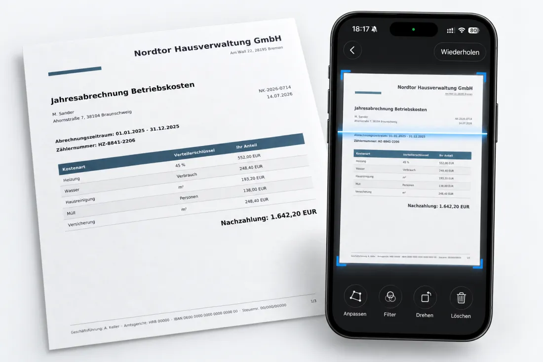 Die Jahresabrechnung der Hausverwaltung liegt auf dem Tisch, daneben ein iPhone, das sie gerade scannt.