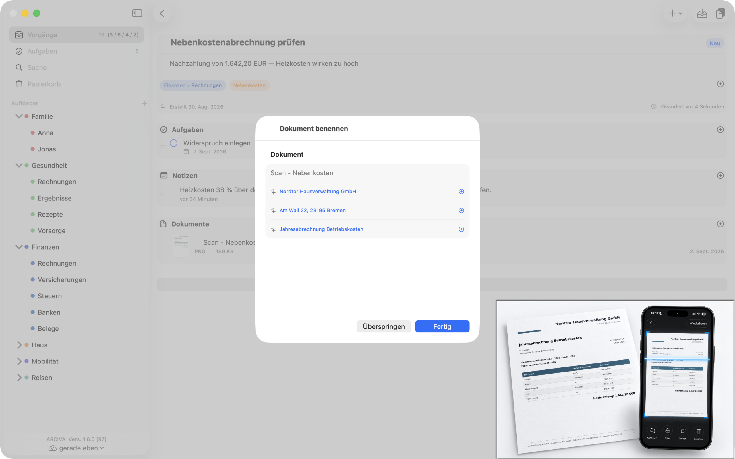Arciva am Mac: der Dialog „Dokument benennen“ mit drei Vorschlägen aus dem Dokument – Firmenname, Anschrift und Belegart. Unten rechts liegt das Papier auf dem Tisch, daneben das iPhone beim Scannen.