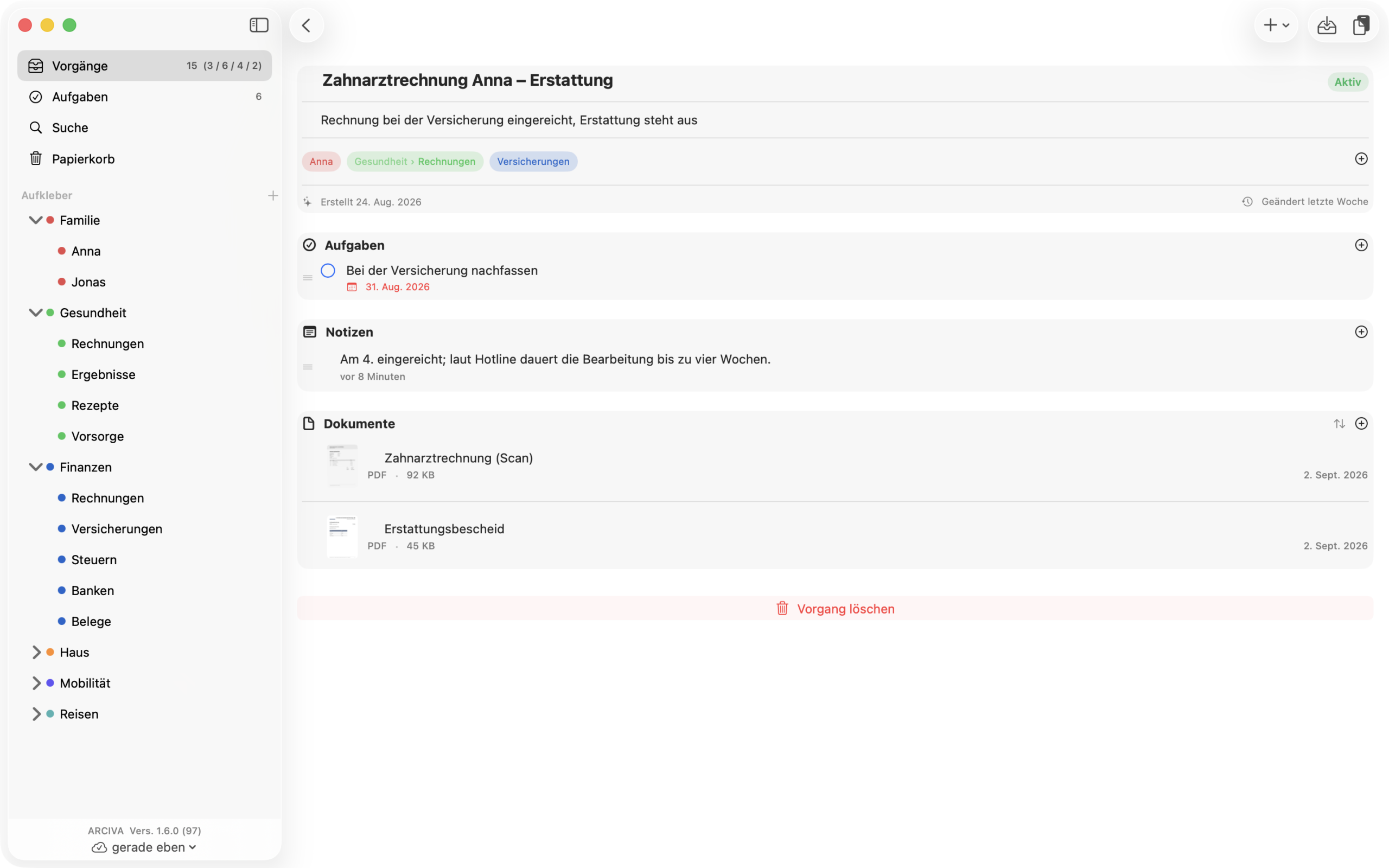 Ein geöffneter Vorgang „Zahnarztrechnung Anna – Erstattung“ mit drei Abschnitten: eine Aufgabe mit Frist, eine Notiz zum Bearbeitungsstand und zwei PDF-Dokumente mit Vorschaubild. Darüber drei Aufkleber aus drei verschiedenen Gruppen.