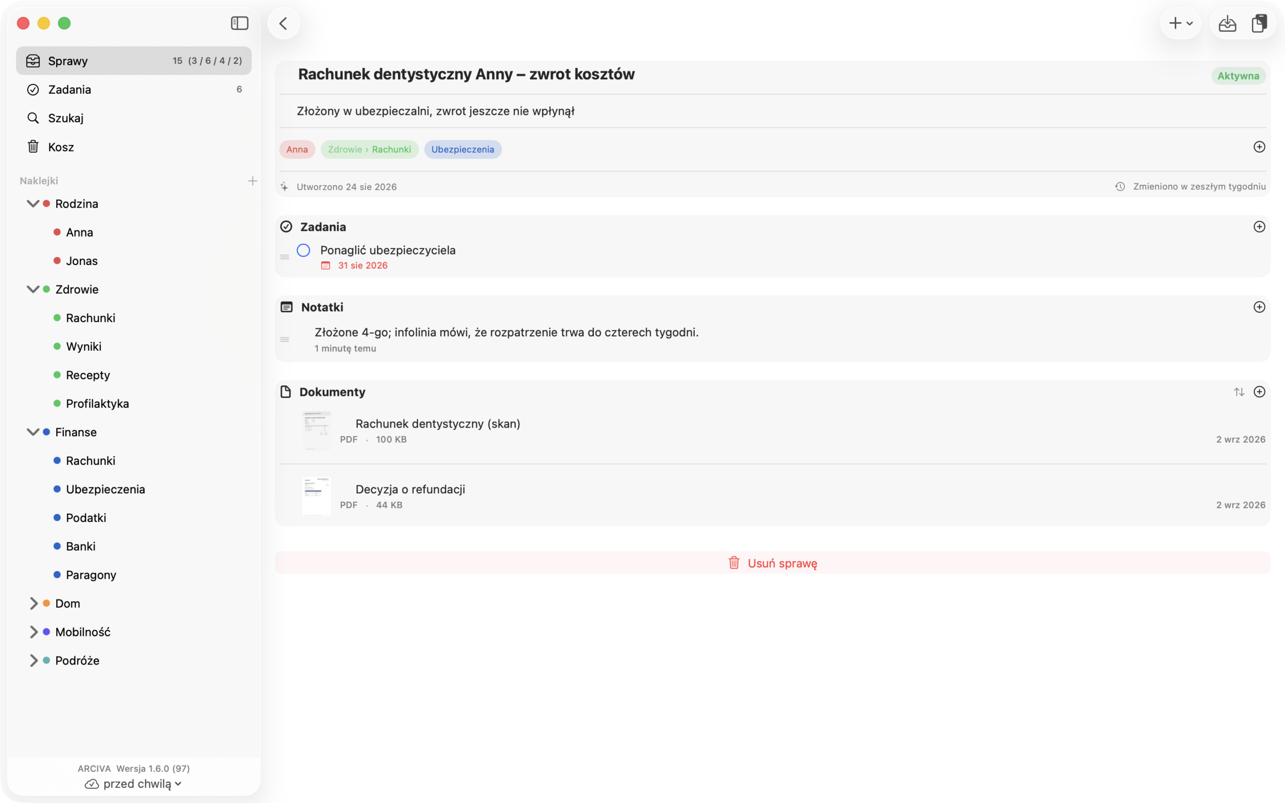 Otwarta sprawa „Rachunek dentystyczny Anny – zwrot kosztów” z trzema sekcjami: zadanie z terminem, notatka o stanie sprawy i dwa dokumenty PDF z miniaturą. Powyżej trzy naklejki z trzech różnych grup.