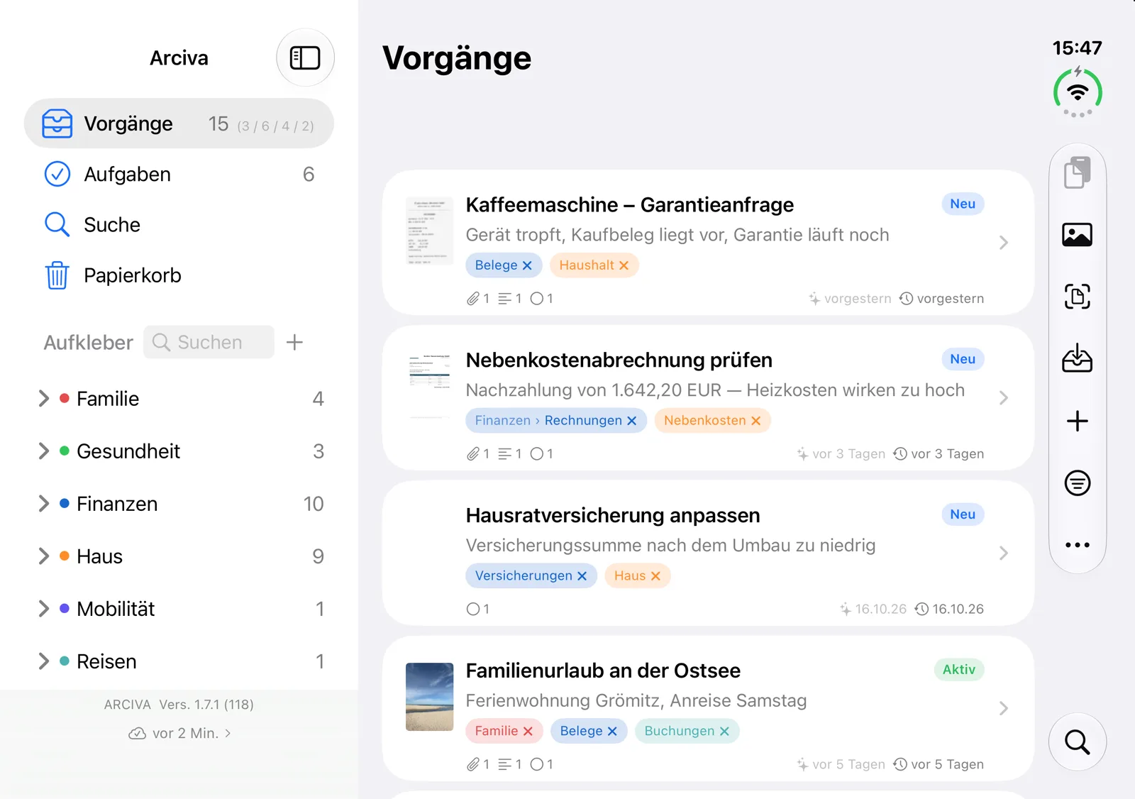 Arciva auf dem aufgeklappten iPhone Duo: links die Seitenleiste mit Aufklebern, rechts die Liste der Vorgänge.