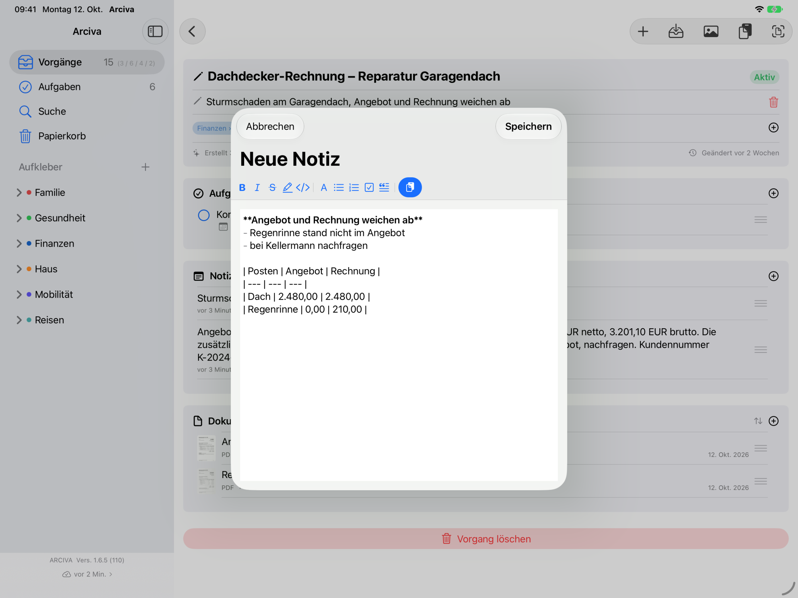 Arciva auf dem iPad: eine neue Notiz im Editor. Über dem Textfeld die Leiste mit Fett, Kursiv, Durchgestrichen, Hervorheben, Code, Überschrift, Liste, nummerierter Liste, Aufgabe und Zitat, rechts der blaue Einfügen-Knopf mit dem Klemmbrett-Symbol. Darunter eine fette Zeile, zwei Listenpunkte und eine eingesetzte Tabelle, die als Text mit senkrechten Strichen dasteht.