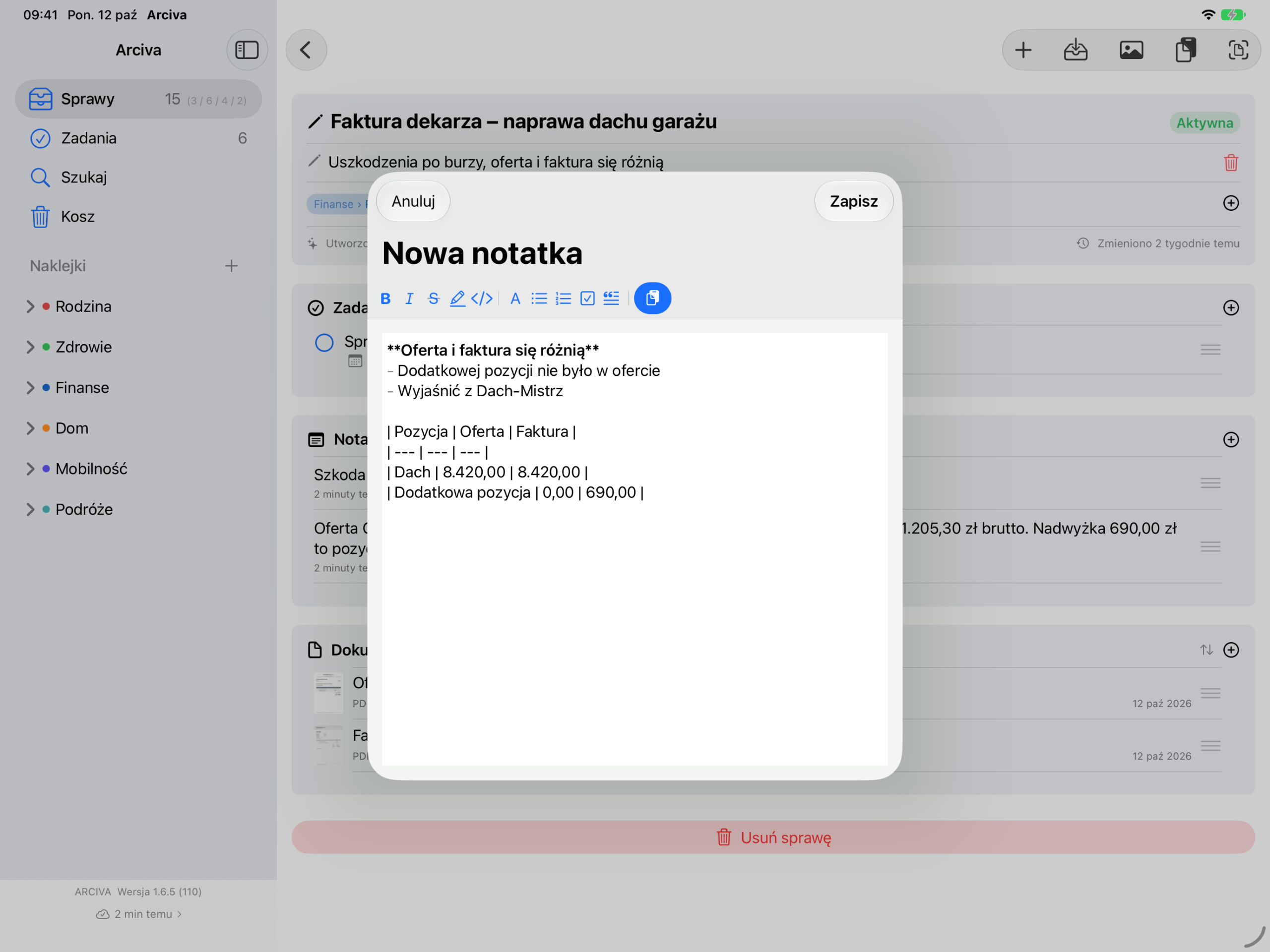 Arciva na iPadzie: nowa notatka w edytorze. Nad polem tekstowym pasek z pogrubieniem, kursywą, przekreśleniem, wyróżnieniem, kodem, nagłówkiem, listą, listą numerowaną, zadaniem i cytatem, po prawej niebieski przycisk wstawiania z ikoną schowka. Poniżej pogrubiony wiersz, dwa punkty listy i wstawiona tabela, która stoi jako tekst z kreskami pionowymi.