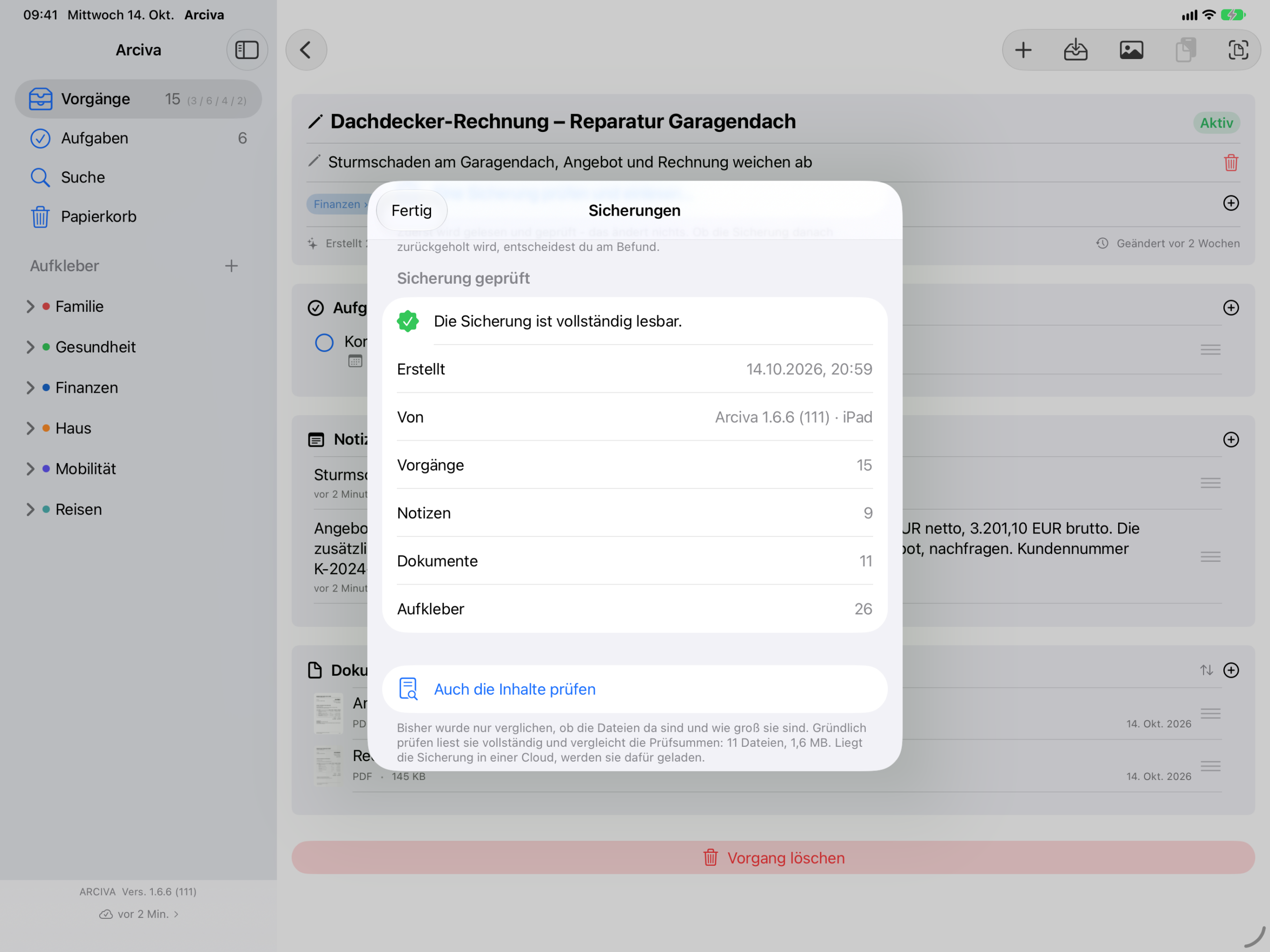 Arciva auf dem iPad: das Blatt „Sicherungen“ mit dem Ergebnis der Prüfung. Mit grünem Haken „Die Sicherung ist vollständig lesbar“, darunter Erstellungsdatum, Gerät und die Zahlen: 15 Vorgänge, 9 Notizen, 11 Dokumente, 26 Aufkleber. Weiter unten der Knopf „Auch die Inhalte prüfen“ mit seiner Erklärung.