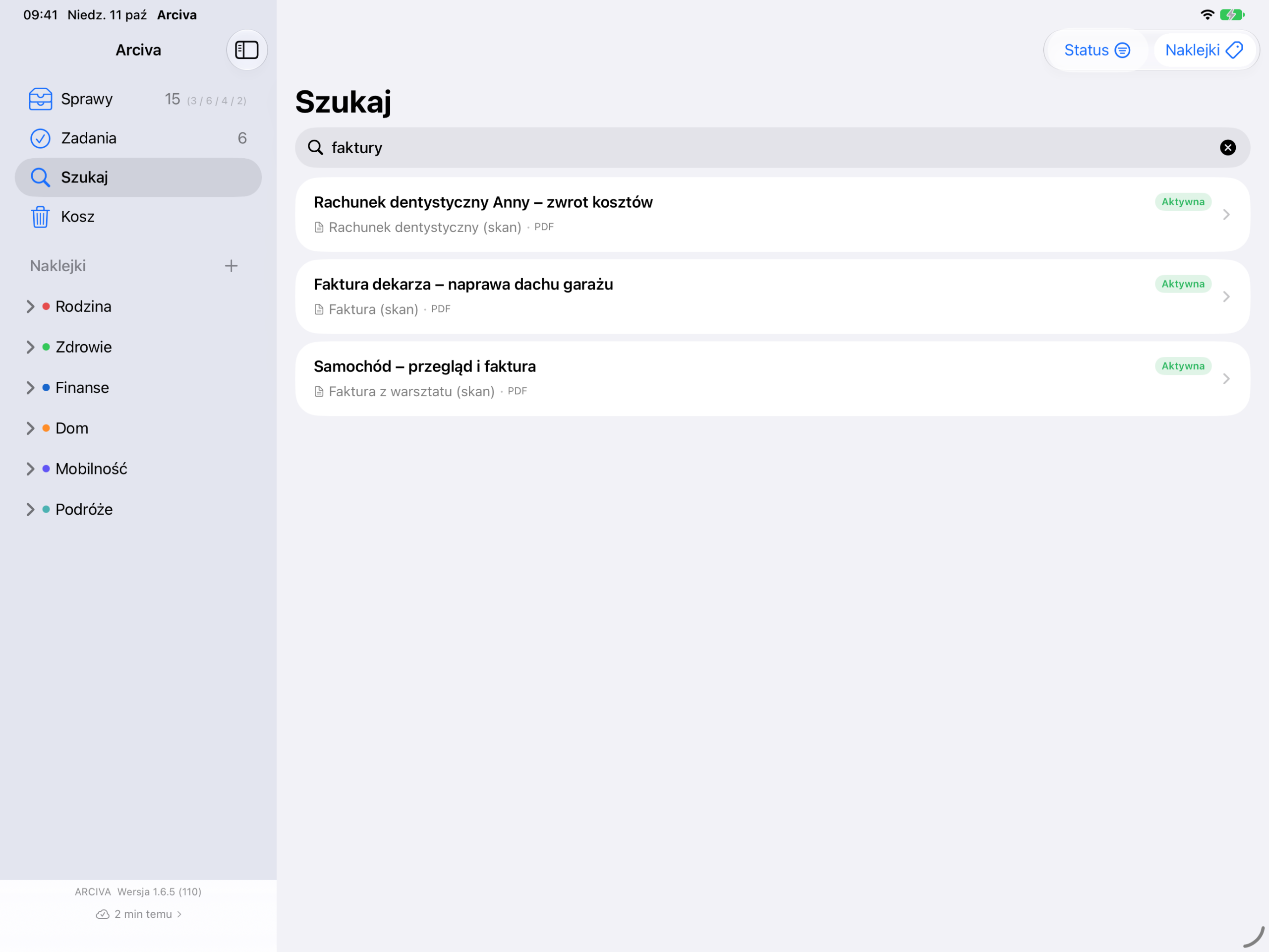 Arciva na iPadzie: wyszukiwanie słowa „faktury”, u góry przyciski „Status” i „Naklejki”, poniżej trzy znalezione sprawy z pasującym dokumentem.